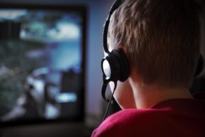 Dreng der spiller computer