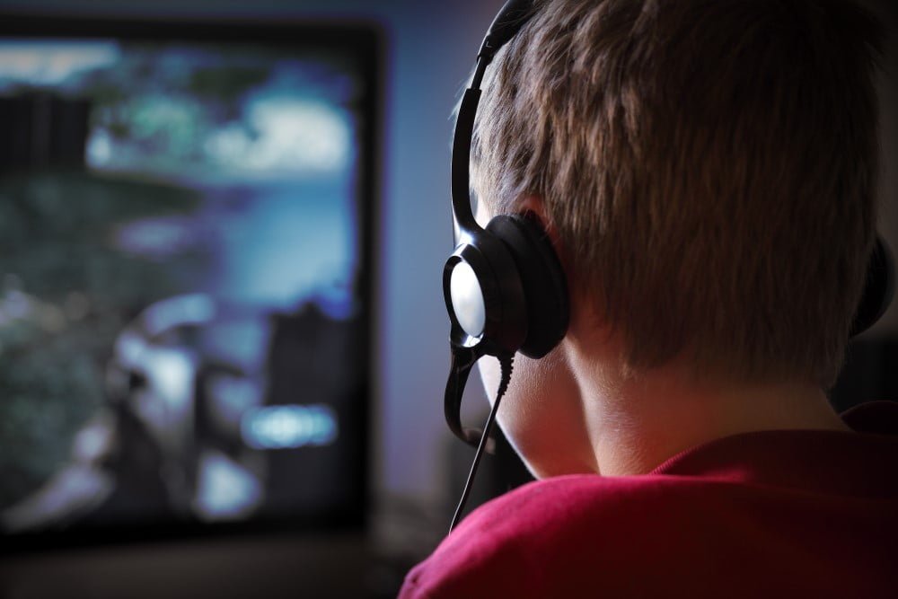 Dreng der spiller computer