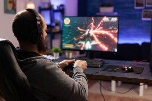 Mand der spiller på sin gamer pc