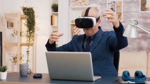 Senior med VR headset