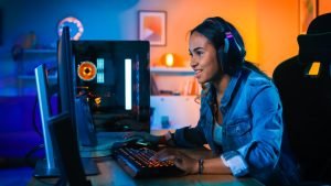 Ung kvinde der gamer